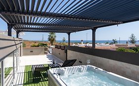 Villa Tea con piscina a pochi passi dal mare